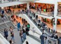 Mall-ul a devenit spațiu public, iar hainele ajung să fie mai de preț decât omul