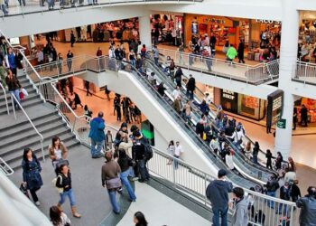 Mall-ul a devenit spațiu public, iar hainele ajung să fie mai de preț decât omul