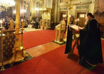 „Iată, Mirele vine în miezul nopţii…”. Începând cu seara din Duminica Floriilor, în toate Bisericile se săvârșesc Deniile