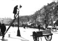 30 aprilie 1857 – S-a introdus în București iluminatul public cu lămpi cu petrol lampant, capitala României fiind primul oraș din lume luminat astfel