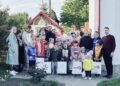 Copiii din localitatea botoșăneană Pleșani au primit în dar încălțăminte de la Colegiul „Sfântul Nicolae” din Iași