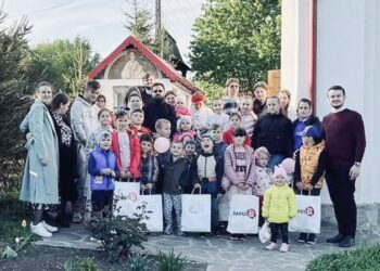 Copiii din localitatea botoșăneană Pleșani au primit în dar încălțăminte de la Colegiul „Sfântul Nicolae” din Iași