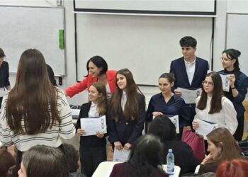 „Tinerii dezbat”. Olimpiada națională de argumentare, dezbatere și gândire critică desfășurată la Botoșani
