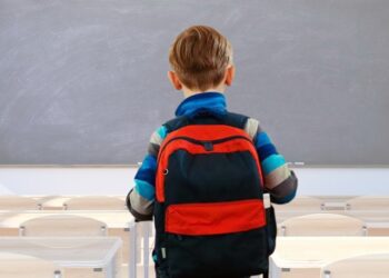 Ghiozdane mai ușoare pentru elevi, obligație pentru conducerea școlilor – proiect