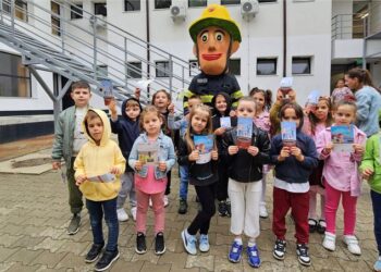 Activitate la Grădinița nr. 22 Botoșani. O oră alături de pompieri