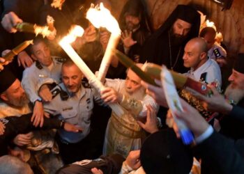 Lumina Sfântă a fost primită la Mormântul Domnului la ora 14:13