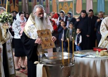 Omagiu familiilor numeroase: Mitropolitul Teofan botează al șaselea copil al unui cântăreț bisericesc din Botoșani