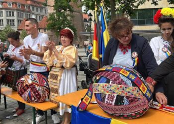 Cel mai lung brâu românesc din lume a fost creat de românii din Nürnberg