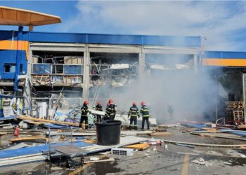 Explozie urmată de incendiu la Dedeman. La nivelul județului a fost activat Planul Roșu de Intervenție