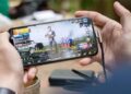 Ecranul telefonului – un miraj pentru generația viitoare