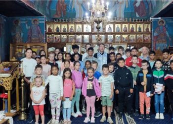 „Biserica, ochii copiilor”. Bucurie, distracție și… pompieri la Școala de vară din parohia Buda, comuna Coșșula