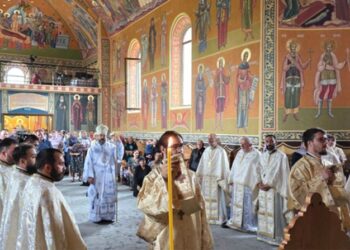 La două parohii din Botoșani, Preasfințitul Nichifor Botoșăneanul a oficiat sfințiri: o clopotniță, un așezământ social și o casă socială