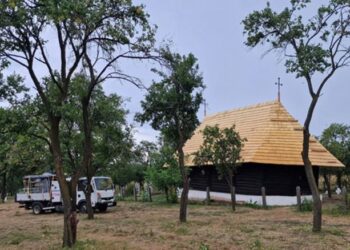 „Ambulanța pentru monumente” a salvat una dintre cele mai vechi biserici de lemn din țară, construită la Botoșani în anul 1234