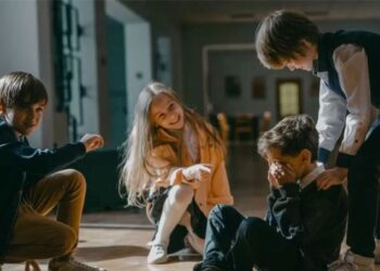 „Mamă, nu vorbi cu el, are haine ieftine”. Părinții sunt responsabili de educația financiară a copiilor