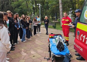 Elevi de la Colegiul Național „Mihai Eminescu” din municipiul Botoșani au luat lecții de prim ajutor de la paramedicii SMURD