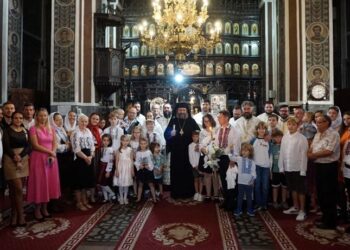 Preasfințitul Părinte Nechifor Botoșăneanul a botezat al șaptelea copil al unei familii din Dorohoi