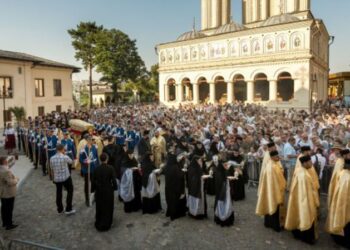 Mii de pelerini s-au rugat la București de Sărbătoarea Sfântului Dimitrie cel Nou