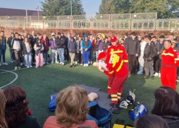 „Împreună salvăm o viață!”. Elevi de la un liceu din Dorohoi au participat la o lecție de prim ajutor