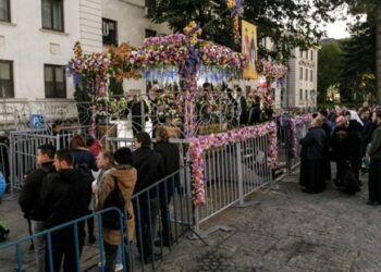 A început sărbătoarea Mitropoliei Moldovei și Bucovinei. Sfânta Parascheva își așteaptă pelerinii