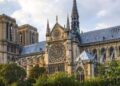 O pictoriță vestită din Franța a realiza un vitraliu contemporan în catedrala Notre-Dame