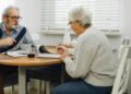 Doar 1,7% dintre români mai lucrează şi după pensionare