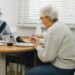Doar 1,7% dintre români mai lucrează şi după pensionare