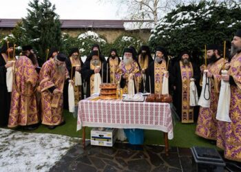 Părinții Mănăstirii Putna s-au rugat la mormântul Episcopului vicar Gherasim Putneanul, fost stareț al obștii