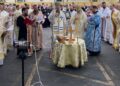 Arhidiaconu Mihail Bucă, distins cu Crucea Mitropolitană la sfințirea unei biserici românești din Texas
