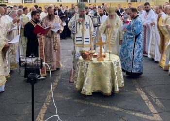 Arhidiaconu Mihail Bucă, distins cu Crucea Mitropolitană la sfințirea unei biserici românești din Texas