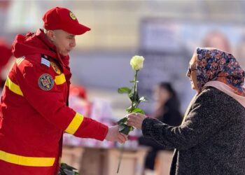 Flori și zâmbete oferite de pompierii botoșăneni