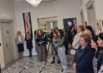 „Feminitate cromatică”. Expoziție de pictură la „Casa Zamfirescu” Botoșani