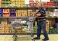 Un român din doi se limitează la cheltuielile strict necesare