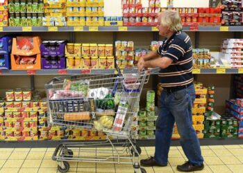 Un român din doi se limitează la cheltuielile strict necesare