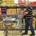Un român din doi se limitează la cheltuielile strict necesare