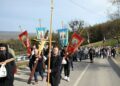 Sute de pelerini au participat la Procesiunea „Drumul Crucii” de la Mănăstirea Hadâmbu