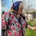 Bunica Elena din satul Dracșani, județul Botoșani, vopsește ouă roșii după o tradiție străveche