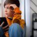 Ziua Internațională a Telefonului Copilului. Acesta oferă consiliere în situații de anxietate, violență sau cyberbullying
