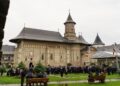 Sute de credincioși s-au adunat la Mănăstirea Neamț pentru a cinsti Înălțarea Mântuitorului