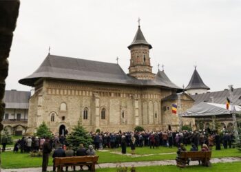 Sute de credincioși s-au adunat la Mănăstirea Neamț pentru a cinsti Înălțarea Mântuitorului
