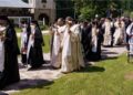 Zeci de credincioși și clerici, la slujba de înmormântare a părintelui Laurențiu Niță