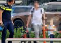 FOTO Un polițist din Botoșani a găsit un copil rătăcit în parc și l-a ajutat să se reîntâlnească cu familia
