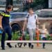 FOTO Un polițist din Botoșani a găsit un copil rătăcit în parc și l-a ajutat să se reîntâlnească cu familia