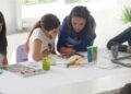 „Dimineți de septembrie la muzeu”. Ateliere de pictură pe sticlă organizate la Botoșani