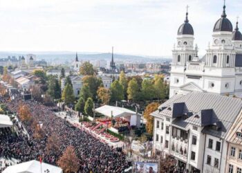 Hramul Sfintei Parascheva: Peste 30.000 de suflete unite în rugăciune în Capitala Moldovei
