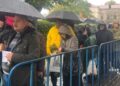 În așteptare, în fața raclei Sfintei Cuvioase Parascheva