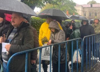 În așteptare, în fața raclei Sfintei Cuvioase Parascheva
