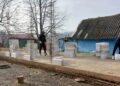 Gest impresionant al unui preot din Iași: acesta ridică o casă pentru patru copii care trăiesc în condiții extreme