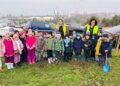 Mai mulți preșcolari din Botoșani, împreună cu părinții și cadrele didactice, au plantat 600 de copăcei