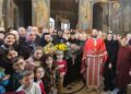 O călugăriță din Africa, care îngrijește mai mulți copii sărmani, a vizitat Biserica Pacea