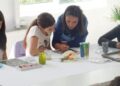 „Dimineți de ianuarie la muzeu”. Ateliere de pictură pe sticlă organizate de Muzeul Județean Botoșani